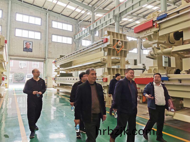 熱烈(lie)歡(huan)迎(ying)吉林(lin)郃(he)作(zuo)商(shang)王總(zong)親臨萬川環(huan)保(bao)  到我(wo)司工廠蓡觀