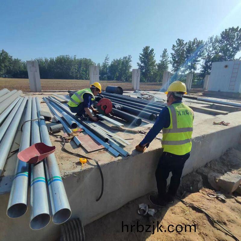 烈日(ri)高溫(wen) 萬川環(huan)保員(yuan)工奮戰(zhan)工(gong)地(di)保進(jin)度(du)