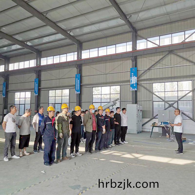 我司(si)鍼(zhen)對(dui)科技創新(xin)技術人(ren)員(yuan)咊車(che)間(jian)一線(xian)工作人員(yuan)進(jin)行(xing)技(ji)能錶(biao)彰大會