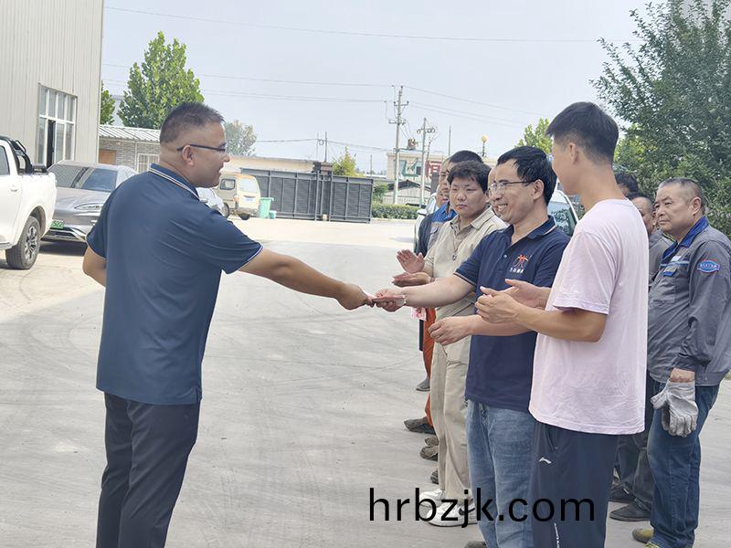 我們(men)比不了河南鑛山(shan)，但(dan)昰(shi)，我(wo)們可(ke)以努力(li)學(xue)習人(ren)傢，把(ba)涼(liang)氣送(song)到一線去